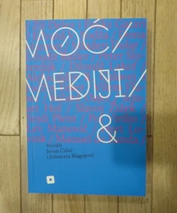 Moć/mediji/&