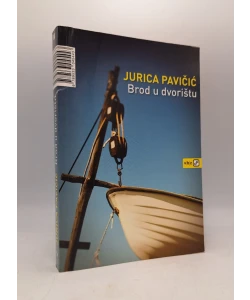 Brod u dvorištu