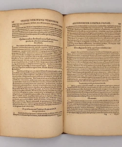Catalogvs Testium ueritatis, qui ante nostram aetatem Pontifici Romano, eiusque erroribus reclamarunt, iam denuo longe quam antea, & emendatior & auctior editus: Opus uaria rerum, hoc praeser