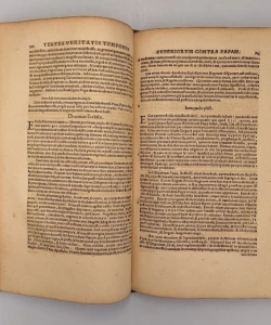 Catalogvs Testium ueritatis, qui ante nostram aetatem Pontifici Romano, eiusque erroribus reclamarunt, iam denuo longe quam antea, & emendatior & auctior editus: Opus uaria rerum, hoc praeser