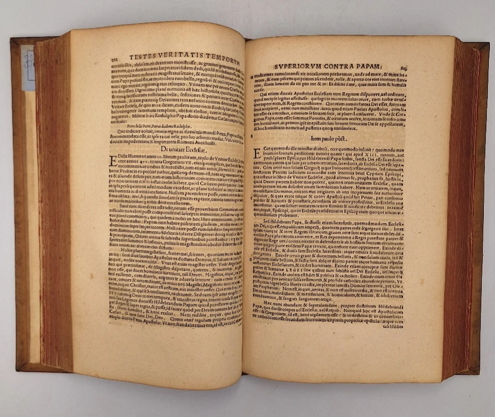Catalogvs Testium ueritatis, qui ante nostram aetatem Pontifici Romano, eiusque erroribus reclamarunt, iam denuo longe quam antea, & emendatior & auctior editus: Opus uaria rerum, hoc praeser