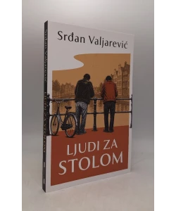 Ljudi za stolom